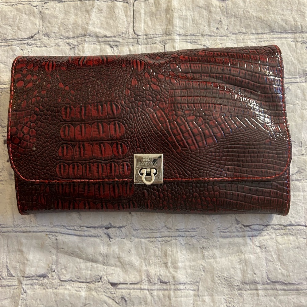 BH COSMETIC BURGUNDY FAUX CROC CARRYING CASE SILVER TONE HARDWARE
